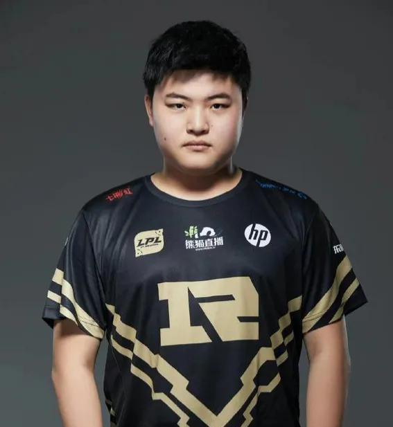 DRX绝杀RNG，Uzi关键团战开团秒人宿敌对决半决赛，成为赛场最大亮点的简单介绍