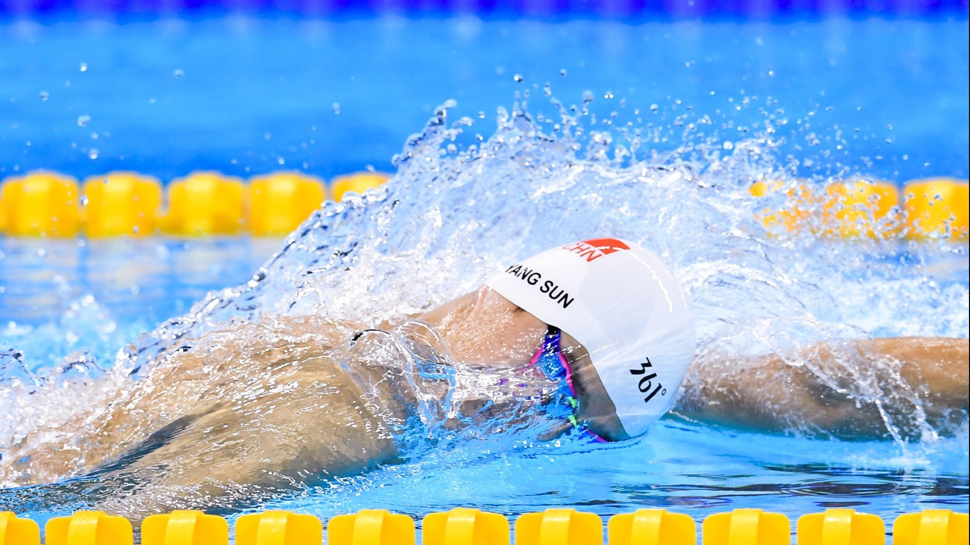 赛道上的太阳爆冷,贝恩如何在F1街道赛中接管比赛