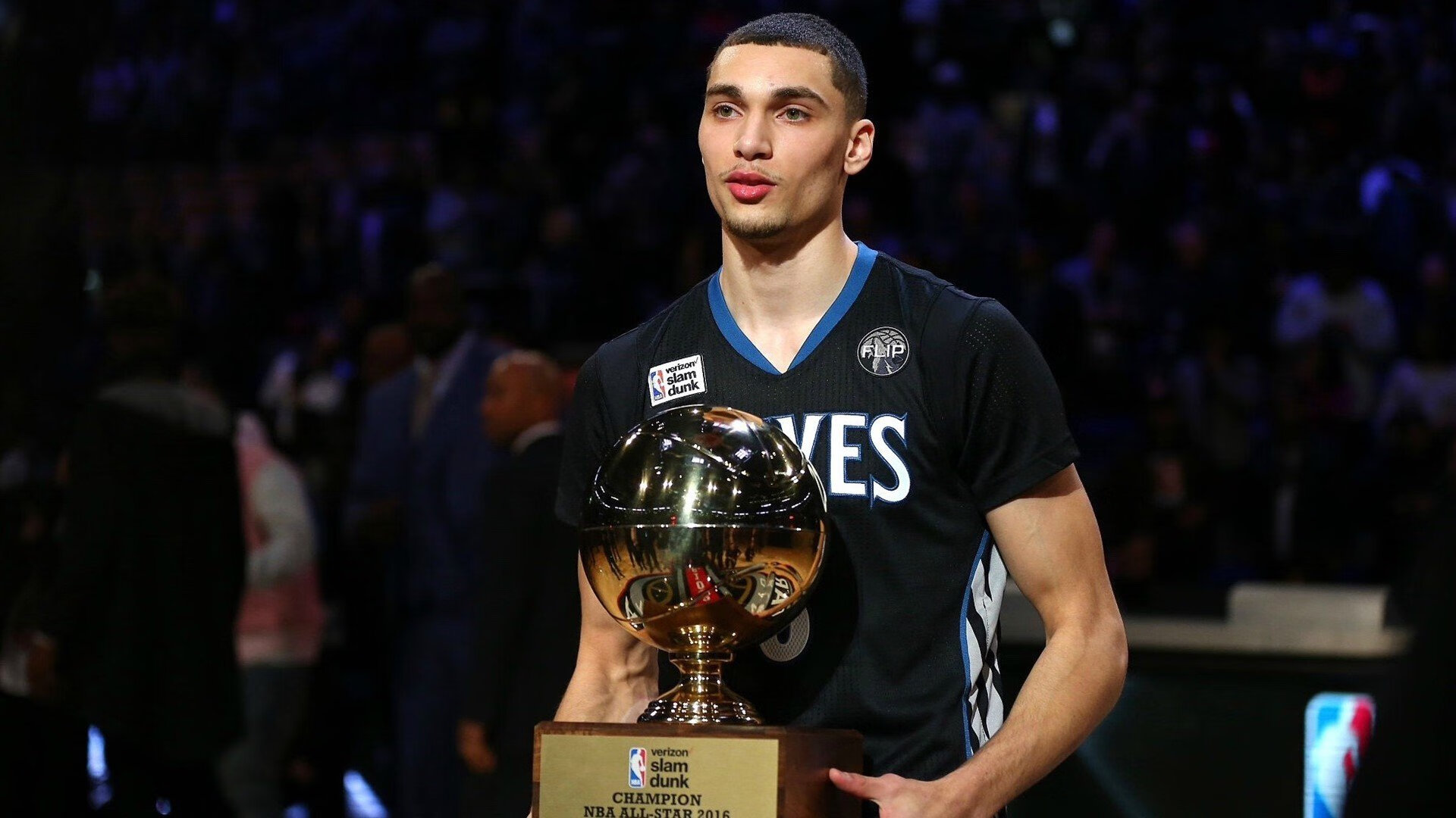 文班亚马进攻端无人可挡,火箭制霸独行侠,新时代的攻防交响曲